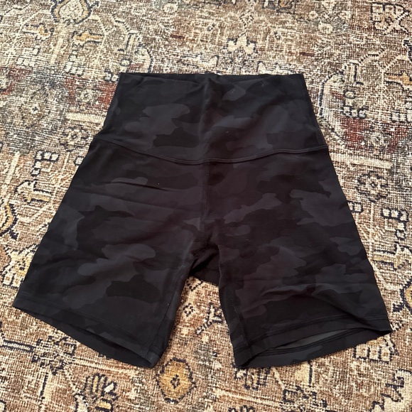Women's Lululemon Black Camouflage Align Shorts Size 4 - Picture 1 of 9